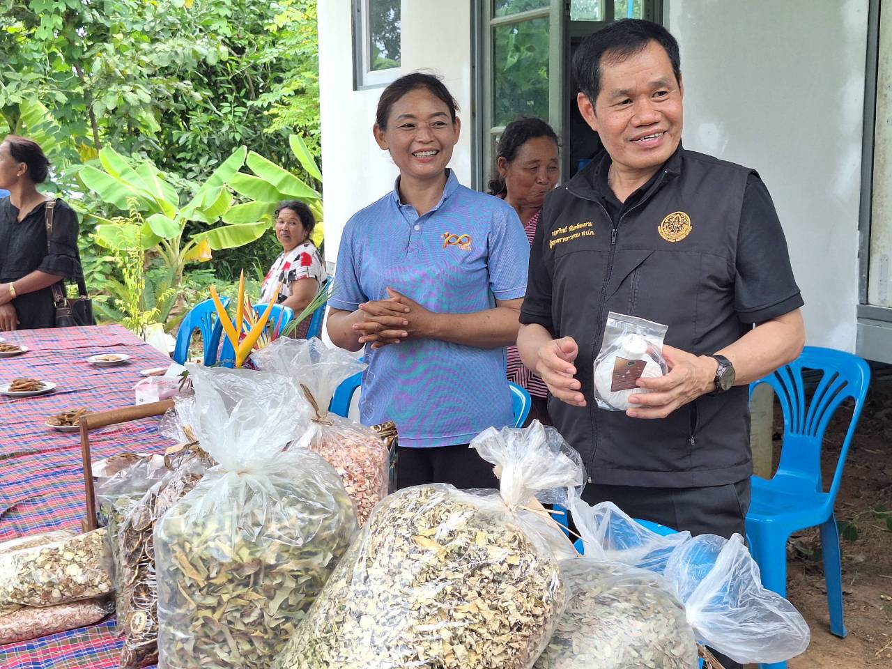 title - ผู้ตรวจราชการ ส.ป.ก. ลงพื้นที่จังหวัดขอนแก่น ประชุมติดตามความก้าวหน้าผลการดำเนินงาน พร้อมตรวจเยี่ยมให้กำลังใจกลุ่มวิสาหกิจชุมชนสมุนไพรไผ่คำ 39 